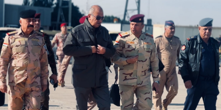 وزير الدفاع وقادة عسكريون يصلون الحدود السورية