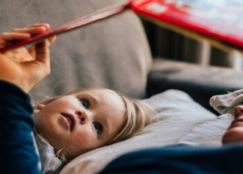 دراسة تكشف تأثير شخصيات الحيوانات في القصص على مهارات الطفل العقلية