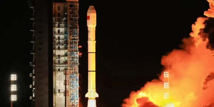 الصين تطلق قمرين اصطناعيين جديدين إلى الفضاء