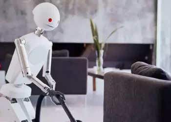 تطوير روبوت ذكي لتنظيف المنازل والعمل في المصانع