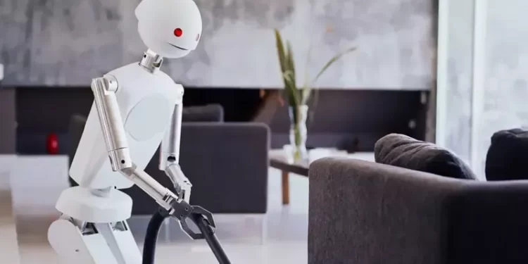 تطوير روبوت ذكي لتنظيف المنازل والعمل في المصانع