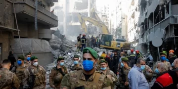 بيروت.. غارات عنيفة وأنباء عن اغتيال قيادي في “حزب الله”