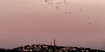 إسرائيل.. نشوب حرائق إثر سقوط “شظايا صواريخ”