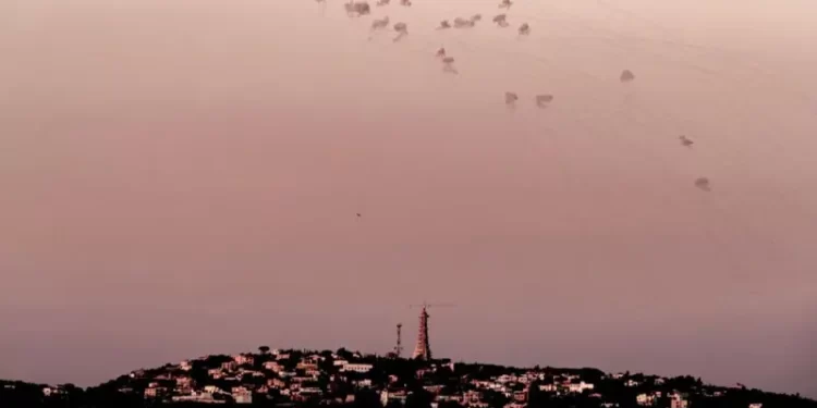 إسرائيل.. نشوب حرائق إثر سقوط “شظايا صواريخ”