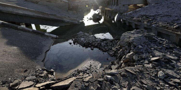 قصف إسرائيلي يقطــــع الطريق السريع بين حمص ودمشق