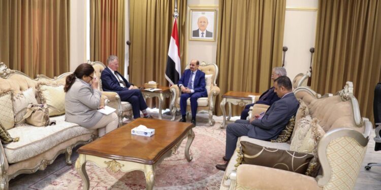 اليمن يطالب بــ”حزم أممي” لــوقف تهريب الأسلحة إلى الحوثيين