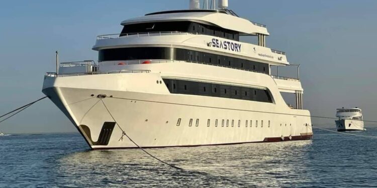 مصر.. غرق مركب سياحي في البحر الأحمر,, يحمل 45 شخصاً