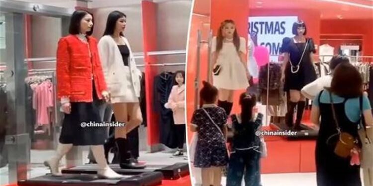 الصين تصمم “دمى بشرية” يمكنها عرض الملابس على منصة متحركة