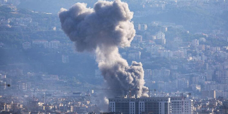 إسرائيل وحزب الله “يتبـــادلان” الضربات وسط محادثات وقف إطلاق النار