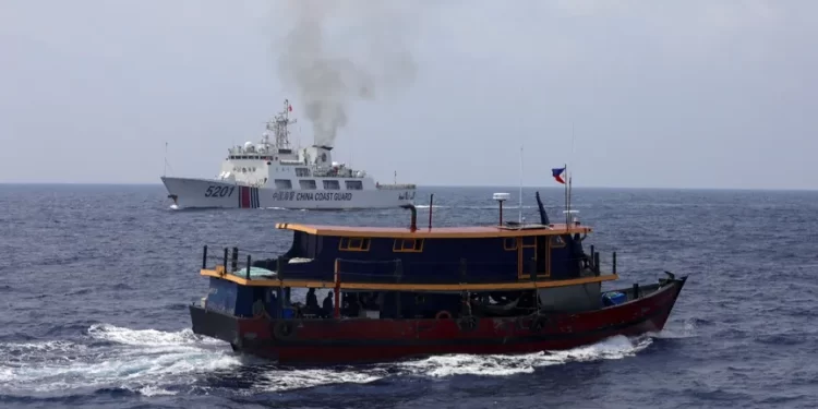 الصين تعزز قوتها البحرية بسفن خفر السواحل العملاقة