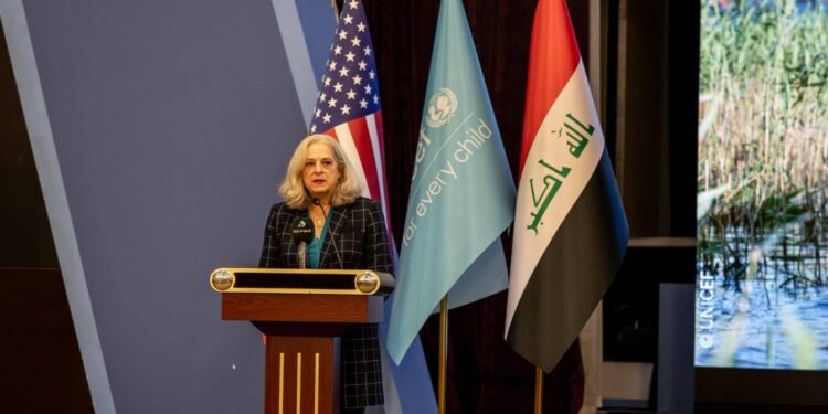 السفيرة الامريكية.. العراق لايريد الانجرار للصراع في المنطقة
