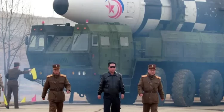 كيم جونج يطالب جيشه بالاستعداد للحرب