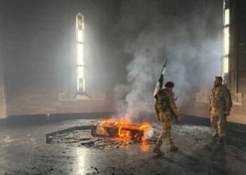 صور إحراق ضريح حافظ الأسد في مسقط رأسه