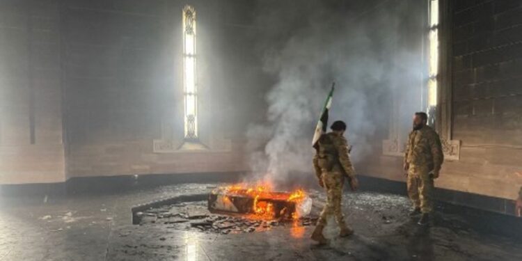 صور إحراق ضريح حافظ الأسد في مسقط رأسه