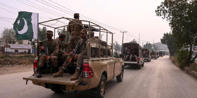 باكستان.. مقتل 6 جنود و22 مسلحا باشتباكات حدودية في باكستان