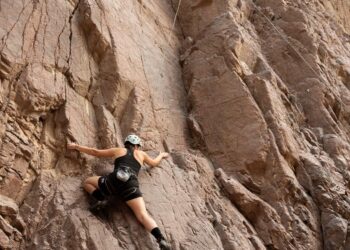 نافذة على نادي نسائي لتسلق الصخور في الشرق الأوسط