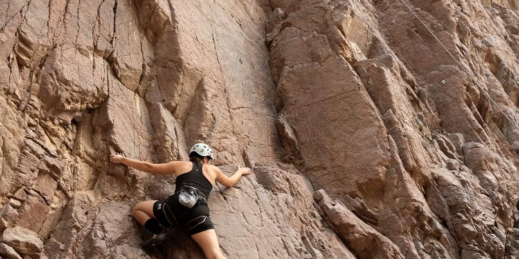 نافذة على نادي نسائي لتسلق الصخور في الشرق الأوسط