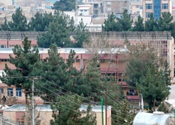 افغانستان.. مقتل وزير اللاجئين بتفجير في وزارته