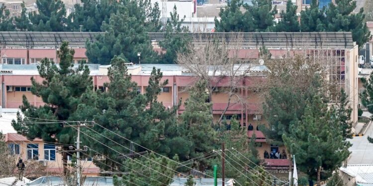 افغانستان.. مقتل وزير اللاجئين بتفجير في وزارته