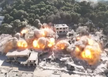 الجيش الإسرائيلي يفجر منازل جنوب لبنان … رغم اتفاقية وقف إطلاق النار