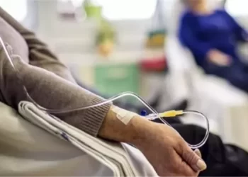 شابة عراقية تخصص عائد بيــــع لوحات قامت برسمها لمساعدة مرضى السرطان