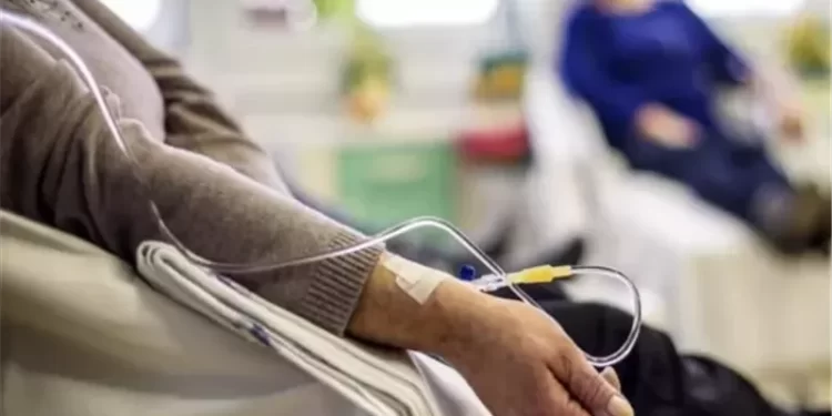 شابة عراقية تخصص عائد بيــــع لوحات قامت برسمها لمساعدة مرضى السرطان