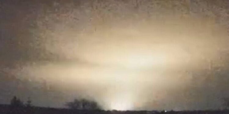 خبيرعسكري يكشف سبب السحابة الأيونية فوق موقع استهدفته روسيا بصاروخ أوريشنيك