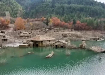 فك رموز نقش محفور على تمثال من عهد ملك أسطوري كان “يحوّل كل ما يلمسه إلى ذهب”