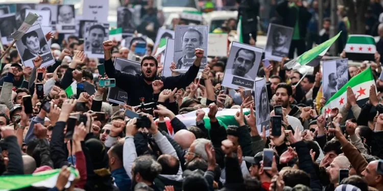 سوريا.. اتجاه لتجميد الدستور والبرلمان ووفد تركي قطري في دمشق للدفع نحو حوار داخلي