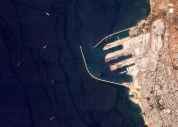 رصد سفنا للبحرية الروسية تغادر قاعدة موسكو في طرطوس قبالة سوريا