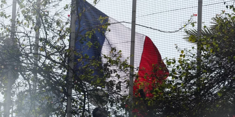 فرنسا ترفع العَلم فوق سفارتها في دمشق,,, بعد إغلاقها 12 عاماً