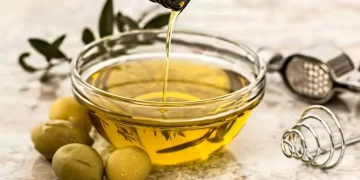 فوائد ذهبية لتناول زيت الزيتون يومياً