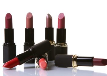 أحمر الشفاه… رمز الأنوثة كان للرجل أيضا