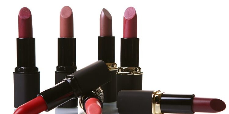 أحمر الشفاه… رمز الأنوثة كان للرجل أيضا