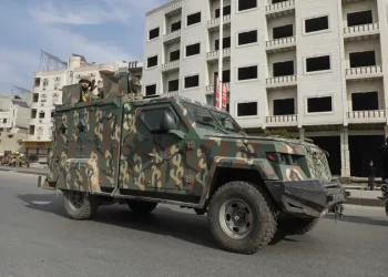 سوريا.. الفصائل تصل أبواب حمص والجيش يتجهز