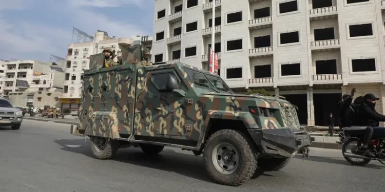 سوريا.. الفصائل تصل أبواب حمص والجيش يتجهز