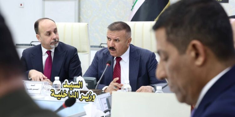 وزير الداخلية رئيس اللجنة العليا لأعمال الدفاع المدني يترأس اجتماعاً يضم عددا من المسؤولين