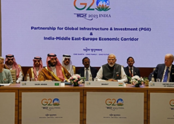 معهد أمريكي يقترح إنشـــــاء “تحالف خماسي” لتأمين الملاحة من هجمات الحوثيين