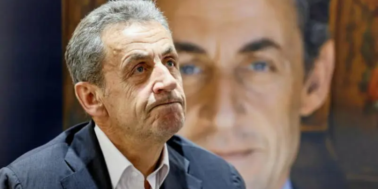 خياران أمام ساركوزي.. قضبان السجن أو الحجز بمنزله وارتداء السوار