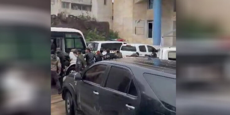 لبنان يسلم سوريا العشرات من ضباط وجنود الأسد