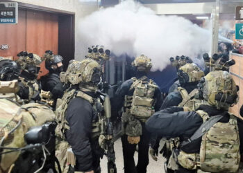 كوريا الجنوبية.. فوضى بعد إعلان “الأحكام العرفية” ,,, وواشنطن تعلّق