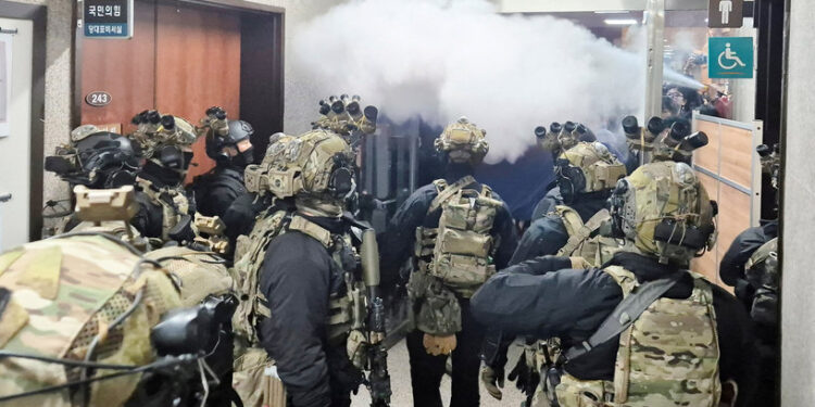 كوريا الجنوبية.. فوضى بعد إعلان “الأحكام العرفية” ,,, وواشنطن تعلّق