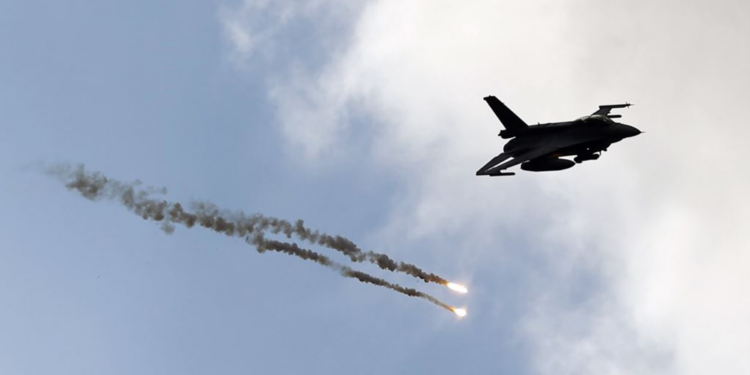 الطيران العراقي يدمر مضافة لداعش في جبال حمرين