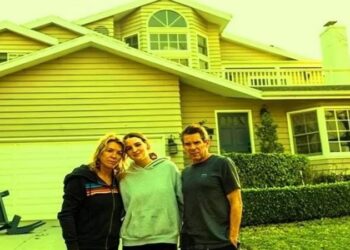 بالفيديو المنزل الناجي الوحيد من حرائق لوس أنجلوس ,,, فيديو