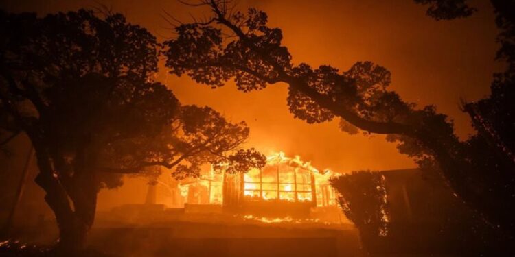 تقارير.. “الألعاب النارية” سبب حرائق لوس أنجلوس
