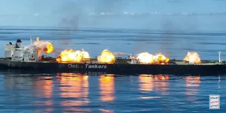 إنقــــاذ ناقلة نفط هاجمها الحوثيون قبل شهور وتجنب كارثة في البحر الأحمر