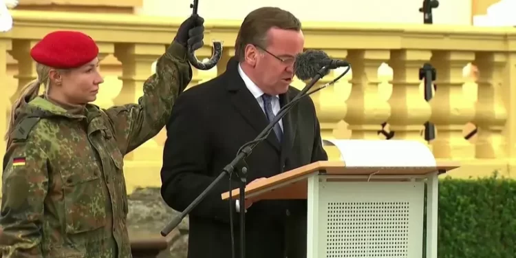 وزير الدفاع الألماني يزور كييف