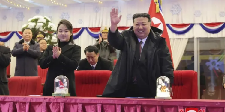 شاهد زعيم كوريا الشمالية وابنته يحتفلان بالعام الجديد