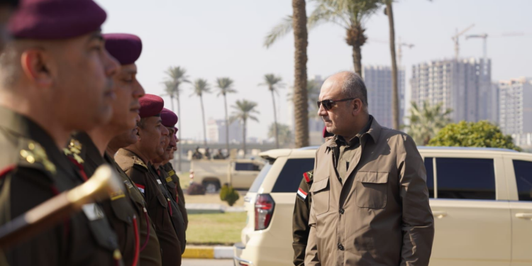 وزير الدفاع يؤكد ضرورة توخّي الحيطة والحذر لمنع تعكير اجواء زيارة الامام الكاظم من قبل بعض المندسين