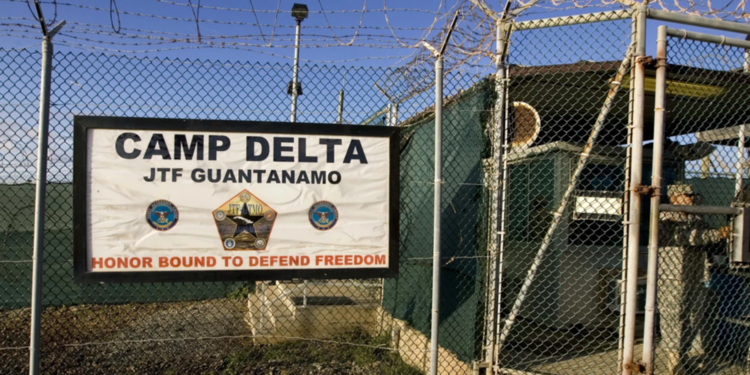 أمريكا تقلص عدد معتقلي جوانتانامو إلى 15 بعد إرسال 11 يمنيا إلى عُمان
